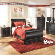 Ashley Furniture Huey Vineyard dresser and mirror set, showing a wooden dresser with a matching mirror in a classic design.